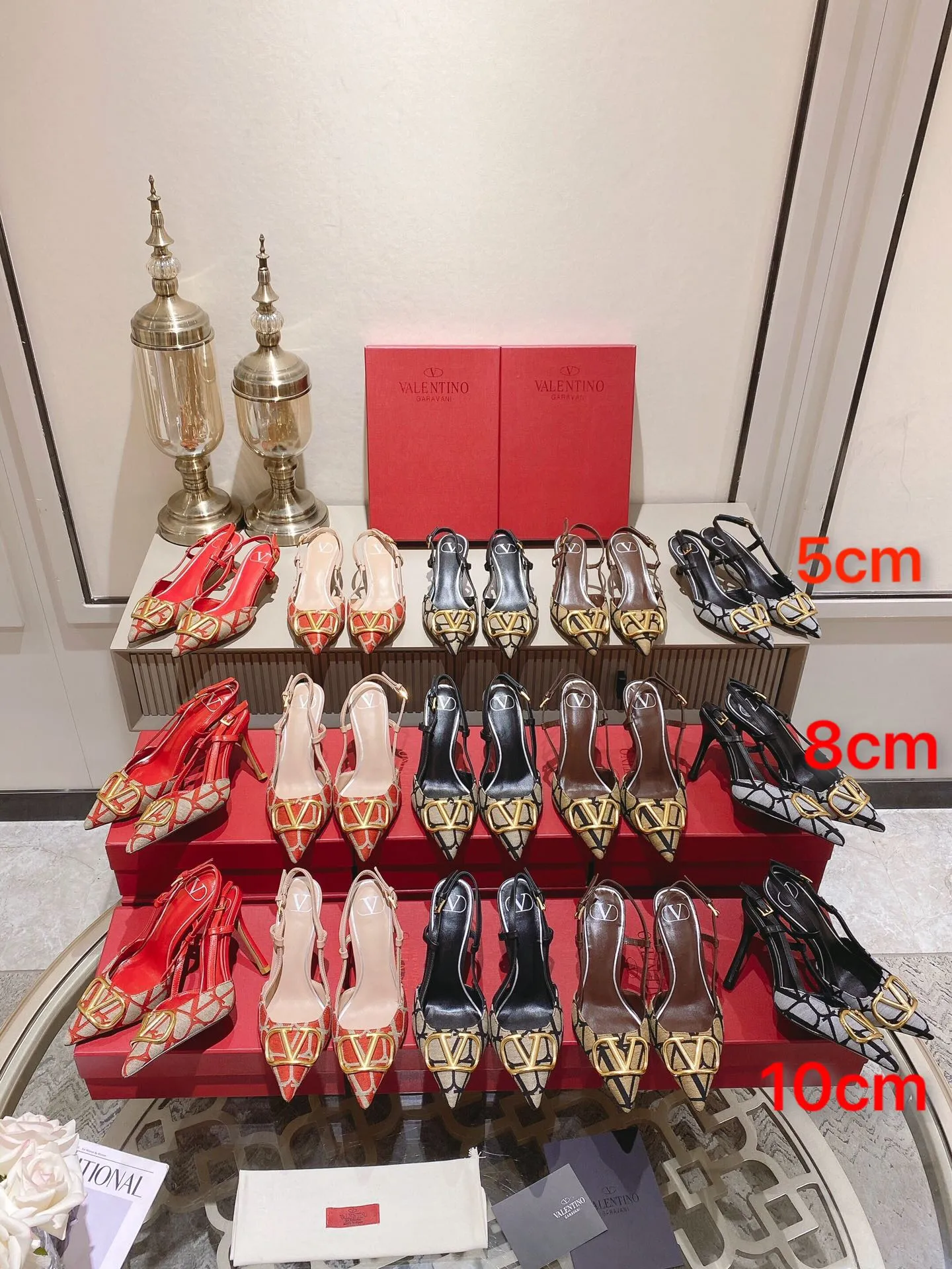 👟👟Ex-factory price 440👟👟 Genuine leather sole +40 Top version 𝑉𝐴𝐿𝐸𝑁𝑇𝐼𝑁𝑂 Valentino 2023 spring and summer new women's 5⃣️color empty back sandals The unique [V logo fabric printing pattern] brings out a full sense of high-end, and the new season will live up to expectations! Worth buying★Absolutely high-grade❥Original method, Absolutely sensual❥Elegant style, creating a different feeling, simple and elegant style!  Code number: 35-41 (34-42 customized) Fabric: Fabric printed cloth Lining: Sheepskin lining Heel height: 3 options 5cm-8cm-10cm Leather outsole Rubber outsole